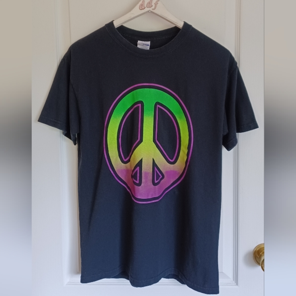 PEACE SIGN T-SHIRT BLACK W/GRADIENT GREEN/YELLOW/PURPLE & PURPLE OUTLINE MEDIUM
